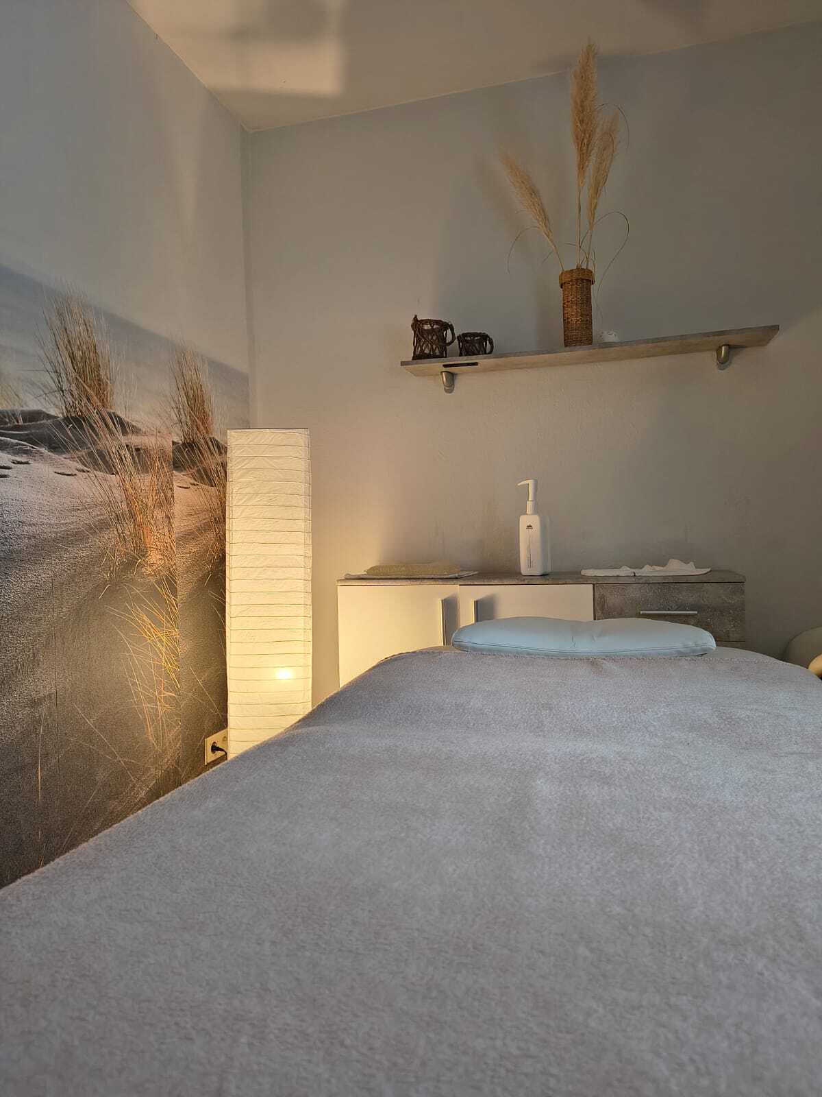 Blick in die Räumlichkeiten der Praxis mit Massageliege